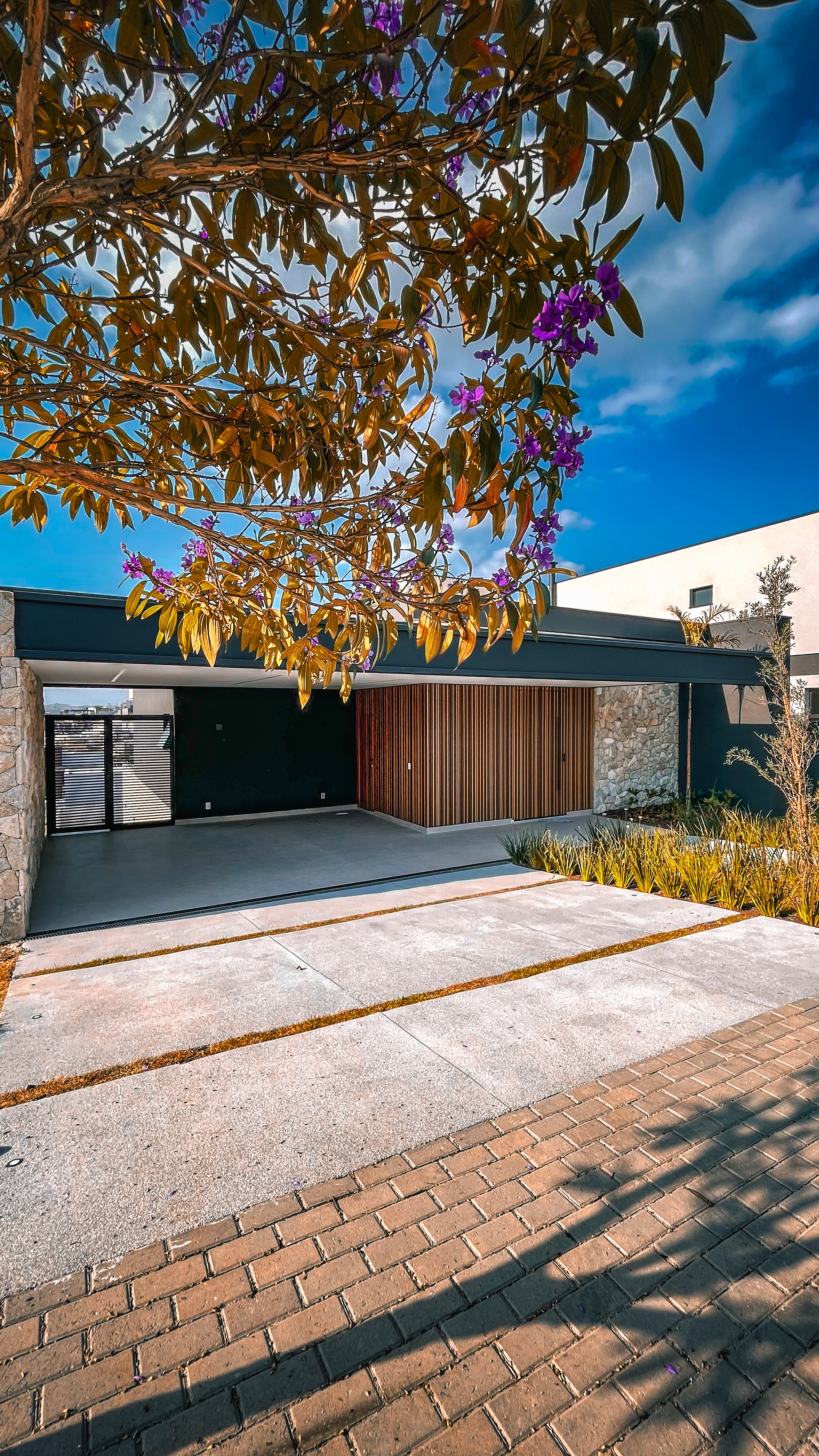 Casa de 3 suítes com piscina à venda no condomínio Mônaco em Urbanova sjc. Avalia permuta.