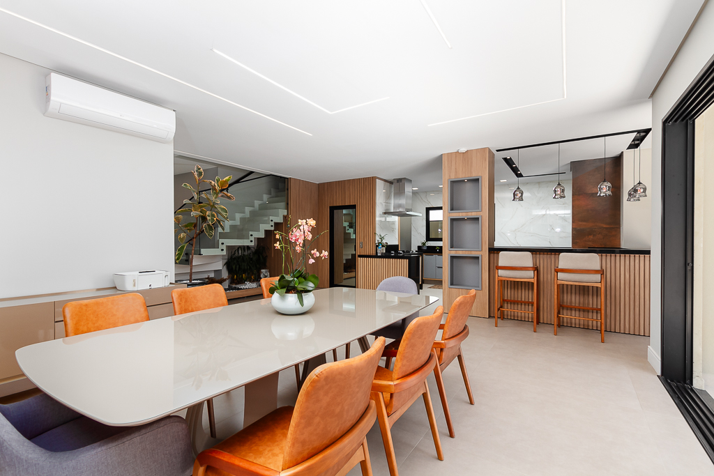 Casa sobrado 4 suítes, mobiliada Jardim do Golfe III