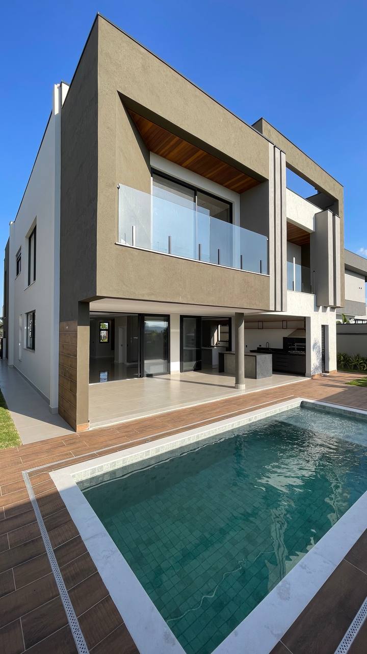 Casa sobrando 4 suítes com piscina à venda condomínio Alphaville São José dos Campos.