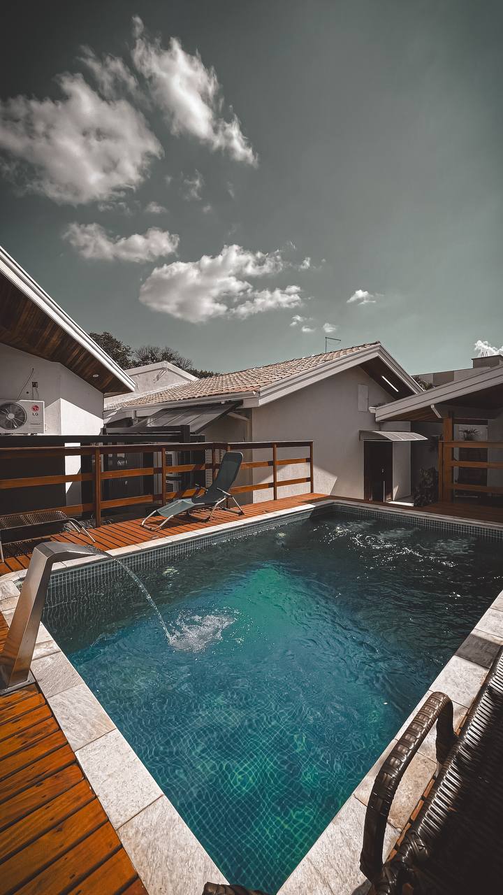 Casa térrea à venda de rua no Jardim das Industrias. 4 suítes, piscina e muito mais. Porteira fechada, aceita permuta. 