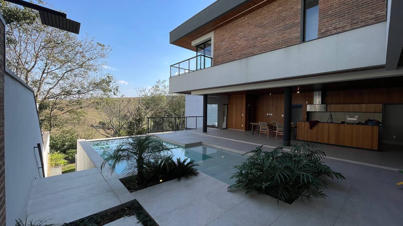 Sobrado 4 suítes, 6 vagas, sauna, piscina e vista livre, condomínio Montserrat Urbanova. Permuta.